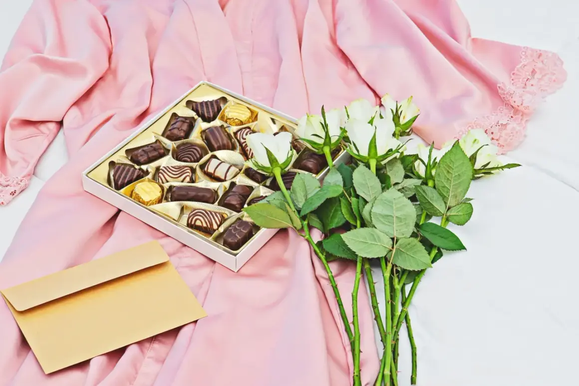 Ein zartrosa Seidenkimono, Pralinen und weiße Rosen – eine liebevolle Geste, die die Bedeutung des 24. Hochzeitstages unterstreicht.