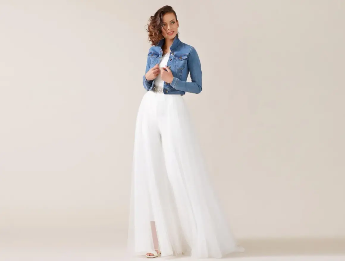 Brautkleid mit Jeansjacke kombinieren: Ein modernes Braut-Outfit mit Tüllhose und Jeansjacke.