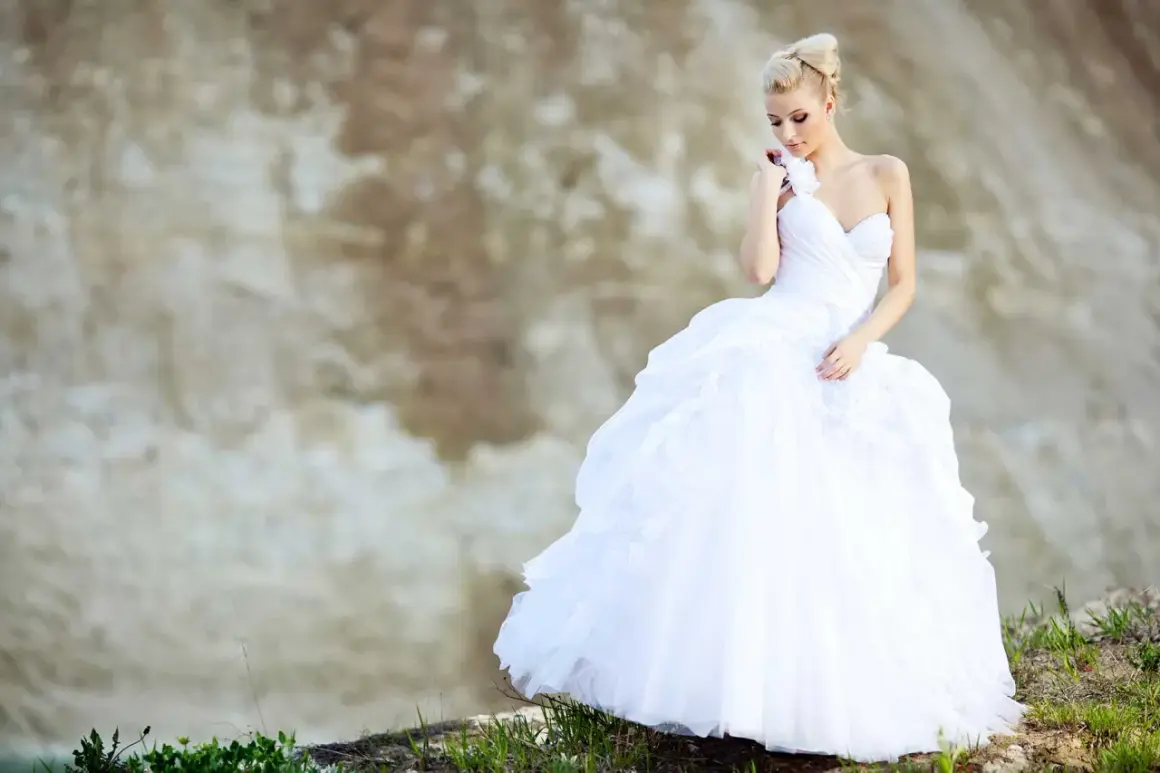 Braut in weißem Kleid mit voluminösem Reifrock, bereit, "Ja" zu sagen. Ein Traum, wenn Sie einen Reifrock kaufen möchten.
