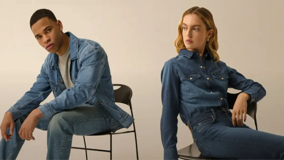 Mann und Frau in Jeans-Outfits. Sie tragen Jeansjacken und Jeanshosen. Perfekte Jeans formen Damen und Herren.