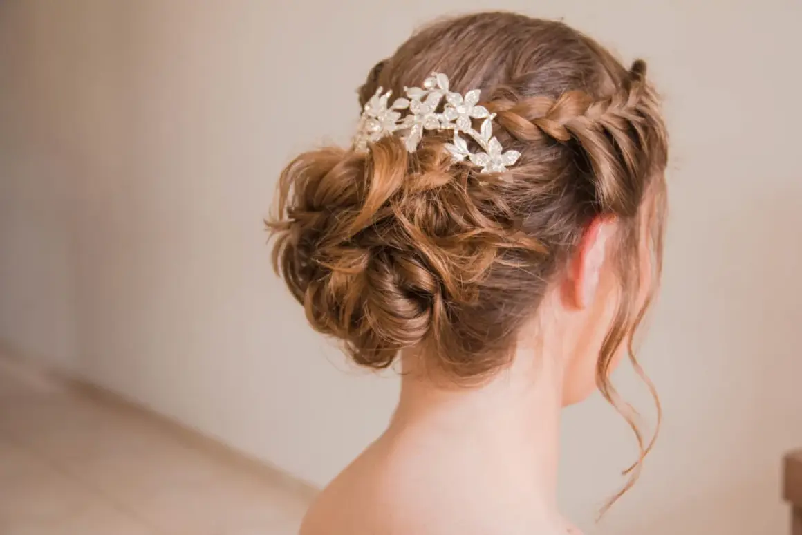 Brautfrisur mit offenen Haaren, Locken und einem eleganten Haarschmuck. Perfekt für die Hochzeit.