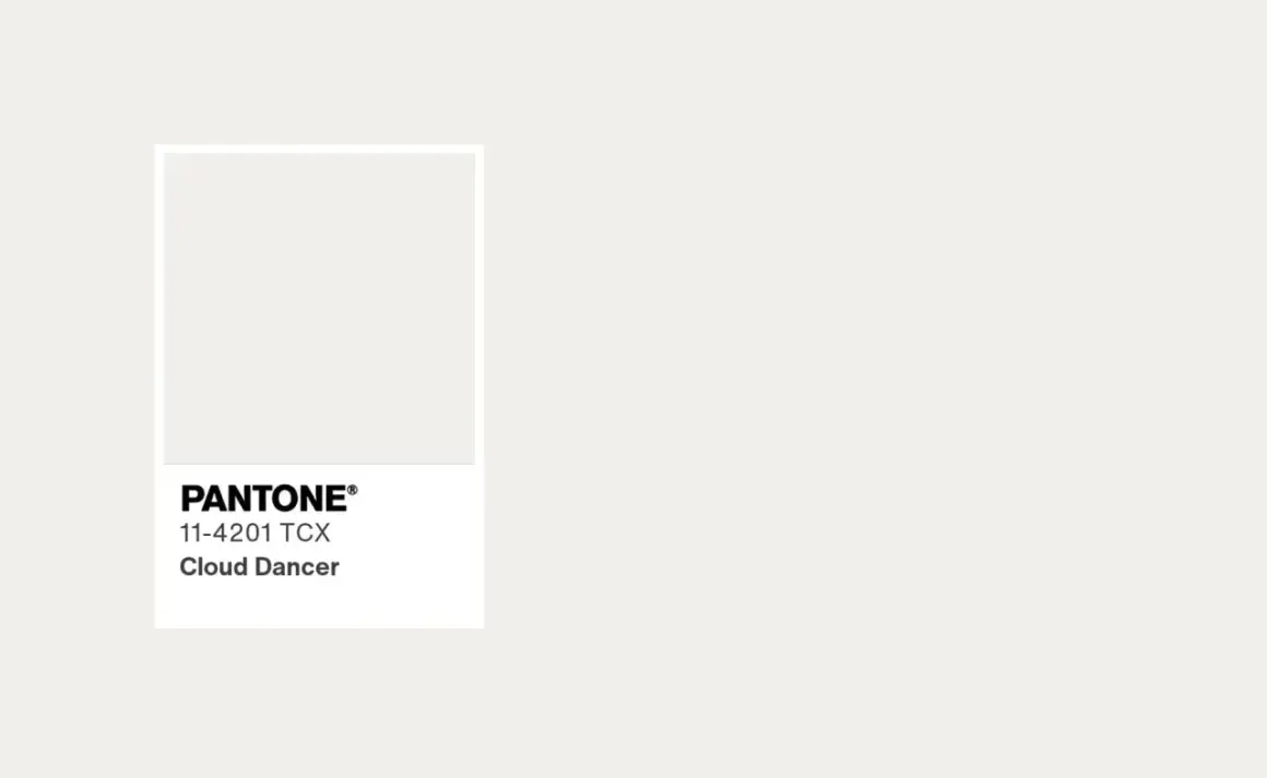 Pantone-Farbkarte mit dem Namen "Cloud Dancer". Ein zarter, heller Ton, der an die Leichtigkeit von Wolken erinnert.