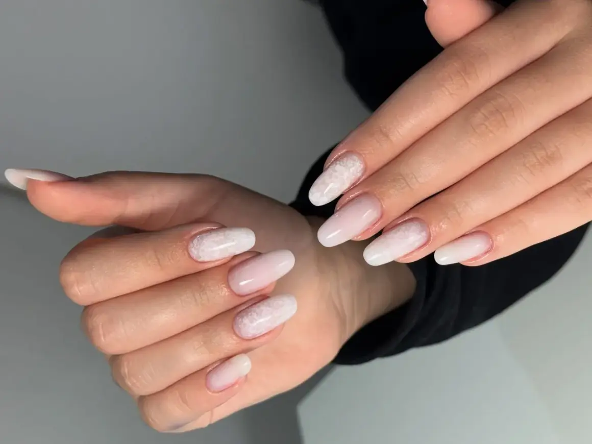 Zarte Ombre-Nägel mit Spitze, ein Trend für Nageltrends 2026, die Eleganz und Romantik ausstrahlen.