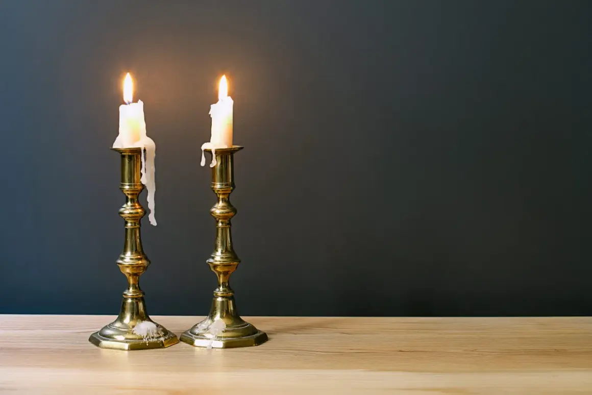 Zwei brennende Kerzen auf Messing-Leuchtern, die die Bedeutung des 45. Hochzeitstages symbolisieren: ein langes, gemeinsames Leben.