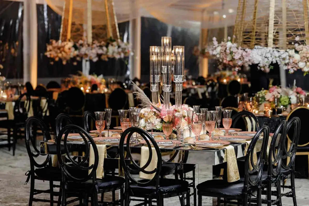 Elegante Tafel mit Blumen, Kerzen und Gläsern. Perfekte hochzeitsmotto ideen für eine glamouröse Feier.