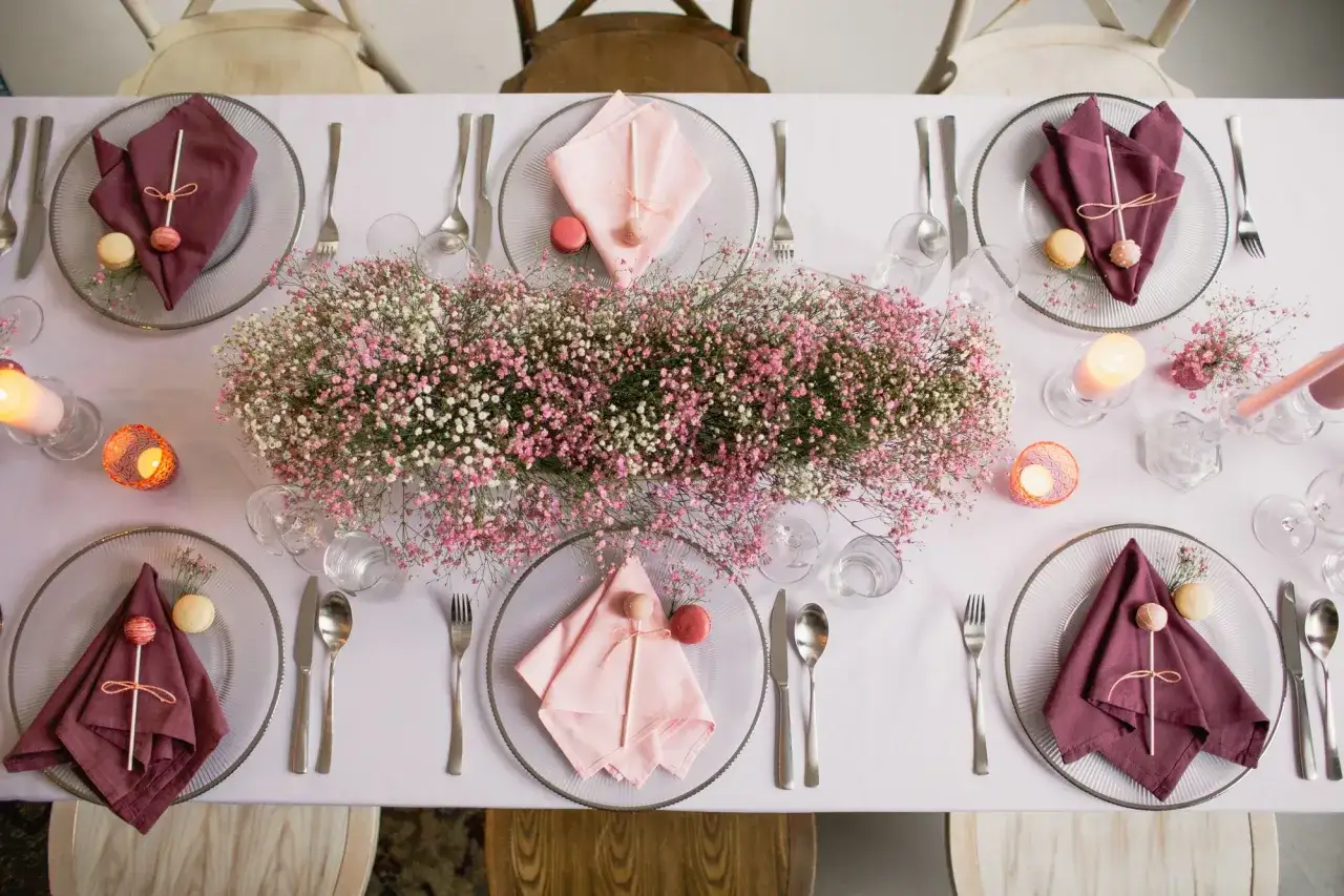 Tischdeko für eine kleine standesamtliche hochzeit: zarte Blumen, Macarons und Kerzen schaffen romantische Ideen.