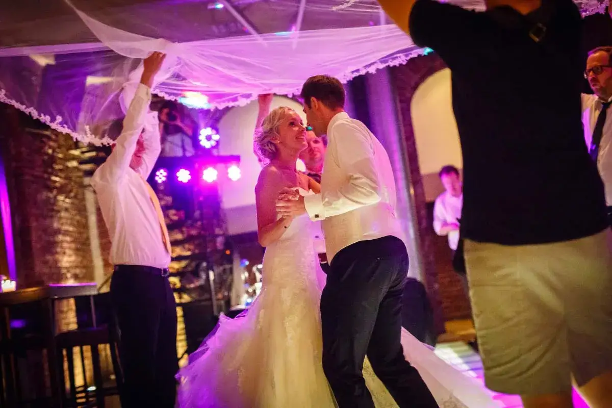 Brautpaar tanzt unter dem Brautschleier, ein romantischer Moment beim schleiertanz hochzeit.