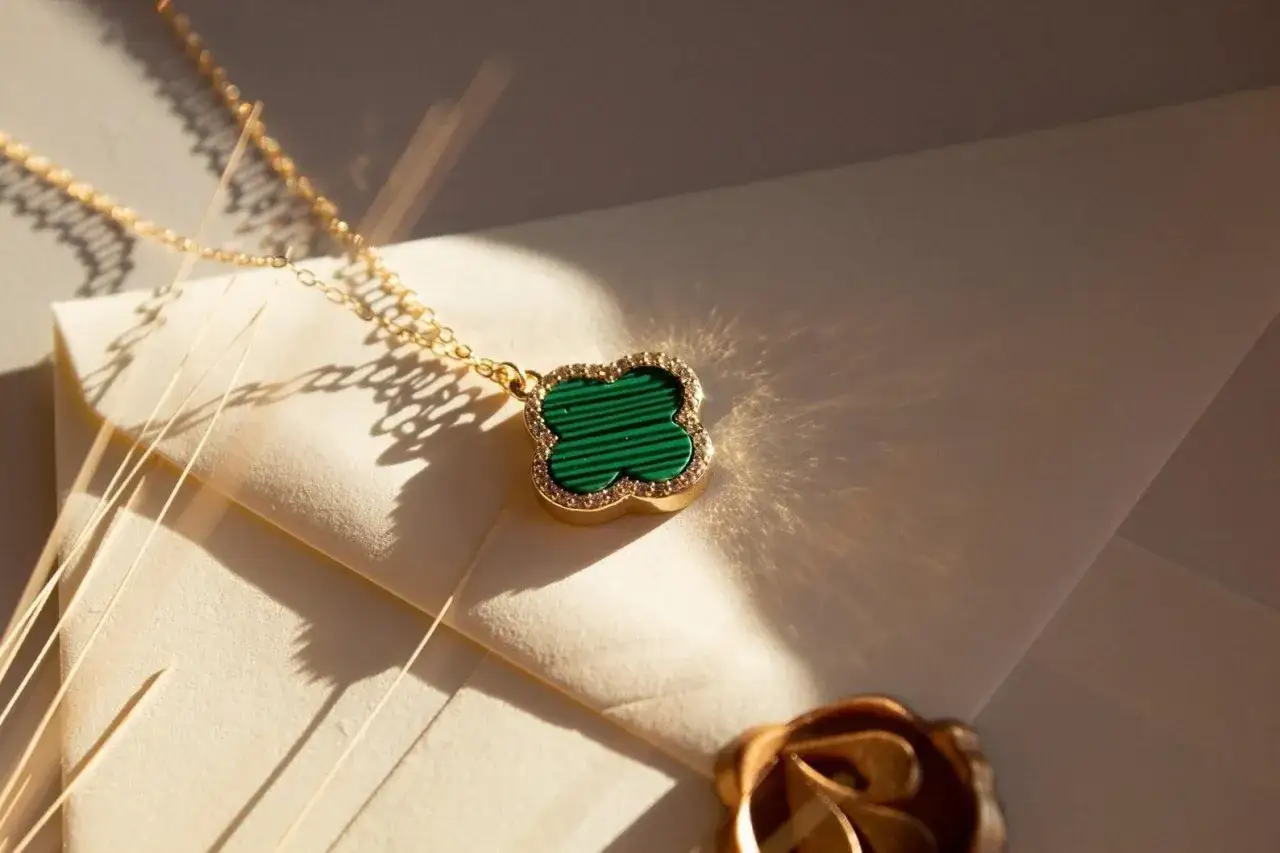 Ein goldenes Kleeblatt-Collier mit Malachit und Diamanten, ein perfektes Geschenk zum 37. Hochzeitstag.