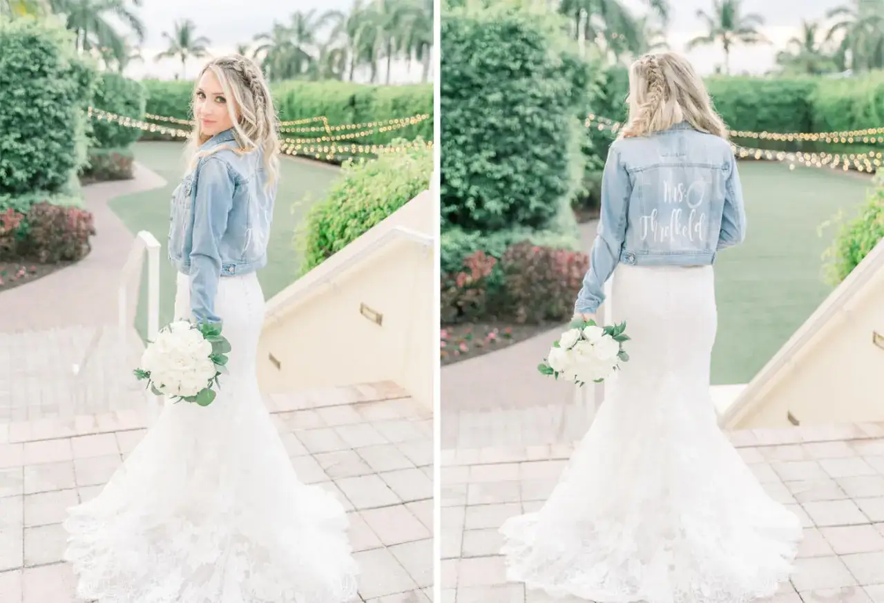 Brautkleid mit Jeansjacke kombinieren: Eine Braut trägt ein Spitzenkleid und eine Jeansjacke mit dem Aufdruck