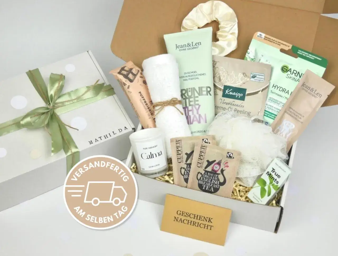 Ein liebevoll gepacktes Geschenkset mit Pflegeprodukten, Tee und Kerze, perfekt für den 32. Hochzeitstag.