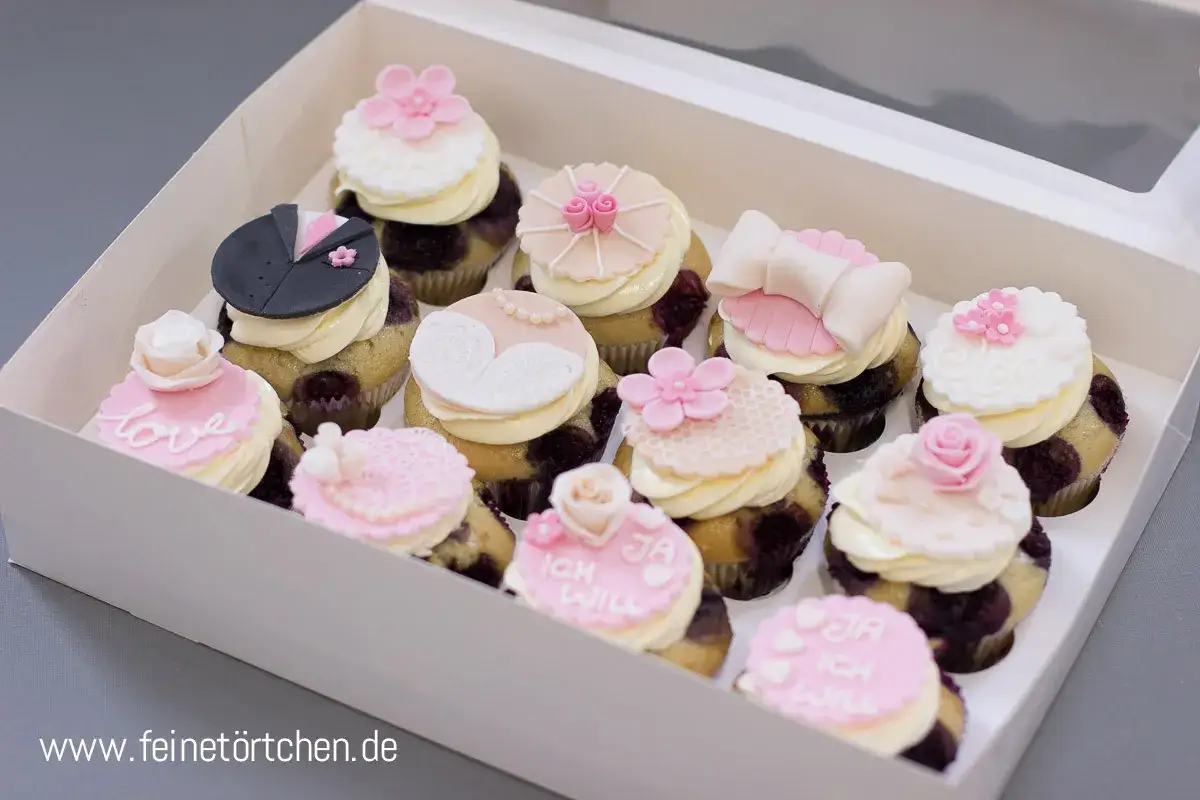 Schöne Ideen für Cupcakes zur Hochzeit: mit Anzug, Brautkleid, Schleife und romantischen Sprüchen wie