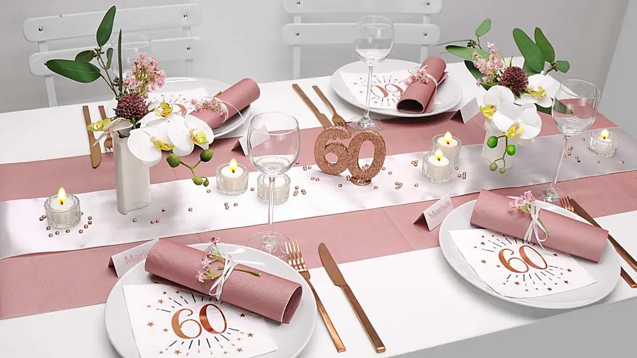 Festlich gedeckter Tisch für eine 60 Jahre Hochzeit mit Rosen, Orchideen, Kerzen und glitzernden