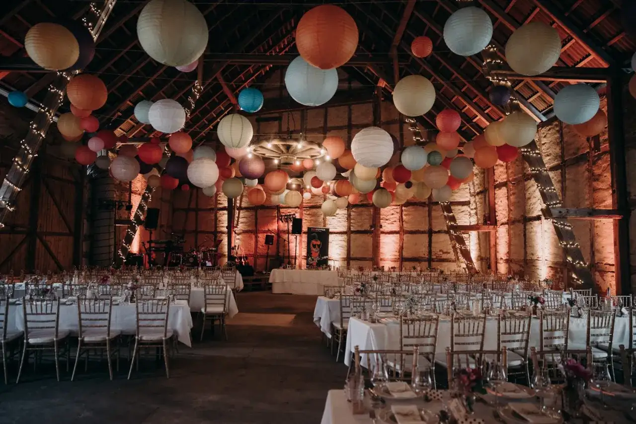 Festlich geschm&uuml;ckte Scheune f&uuml;r eine Hochzeit, mit bunten Lampions und Lichterketten.