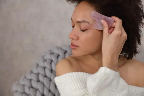 Gua Sha Stein Wirkung: Was Gesicht & Haare wirklich davon haben
