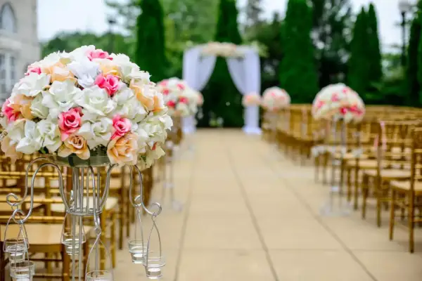 Blumenarrangements und Stühle für eine Zeremonie. Tolle hochzeitsmotto ideen für einen romantischen Tag.