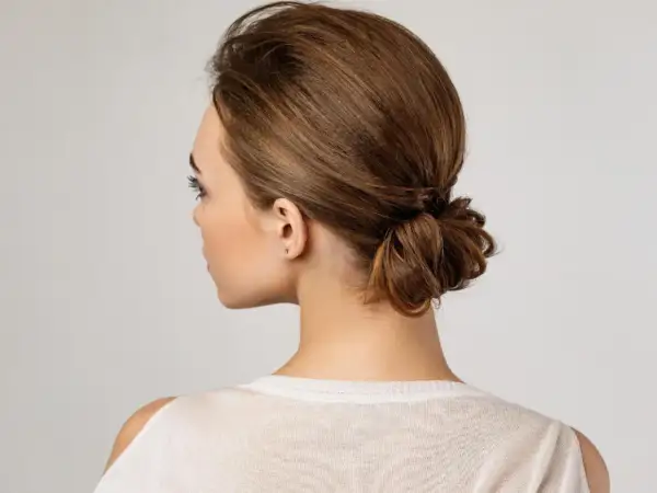 Eine elegante hochsteckfrisur kurze haare, die den Nacken frei lässt.