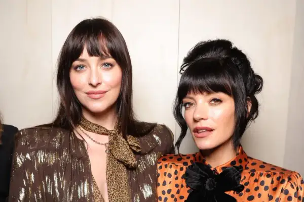 Dakota Johnson und Lily Allen: Tolle Frisuren-Inspo! Beide tragen ihre Haare mit Pony, aber ganz unterschiedlich gestylt.