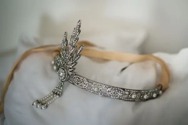 Ein glitzerndes Diadem mit Perlen, ein alter Hochzeitsbrauch, der Eleganz und Tradition vereint.