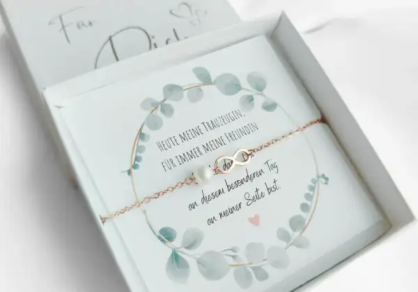 Ein Armband mit Unendlichkeitszeichen und Perle, das als Geschenk für die Trauzeugin gedacht ist. "Heute meine Trauzeugin, für immer meine Freundin.
